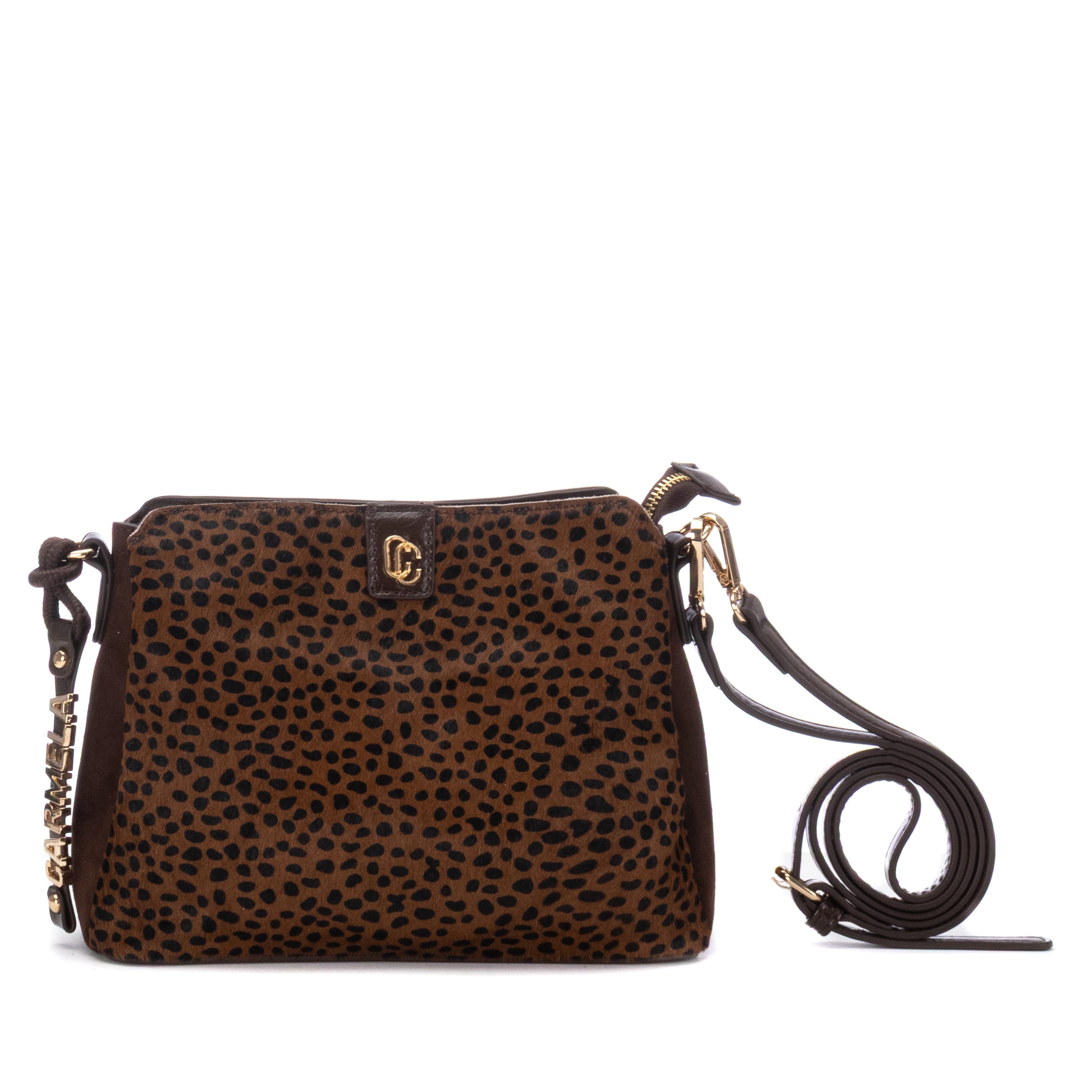 Bolsa Carmela em camurça cor castanho, vista frontal, com painel animal print de pintas escuras.