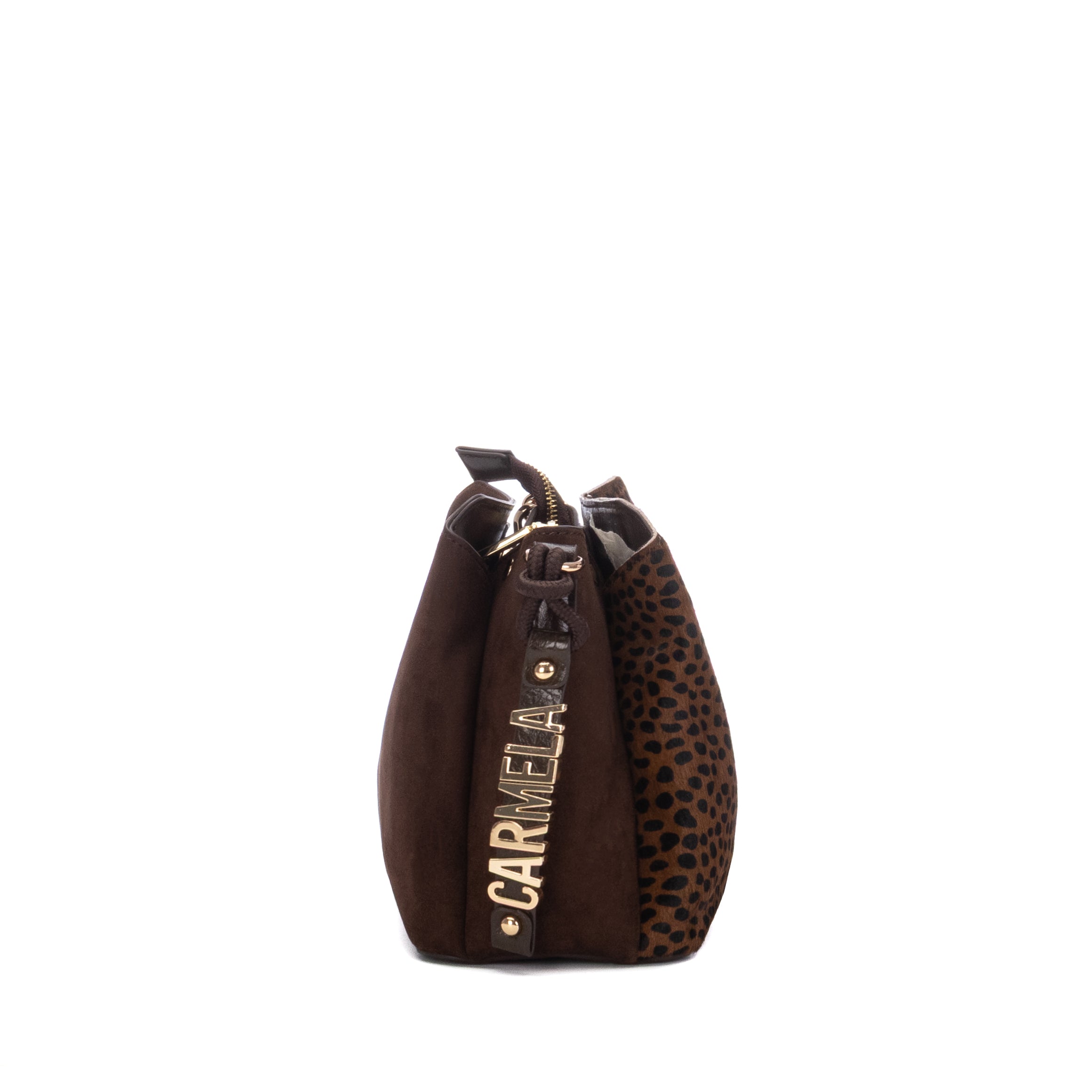 Bolsa Carmela camurça castanho, vista lateral, com o fecho de zíper dourado e a etiqueta Carmela visível.