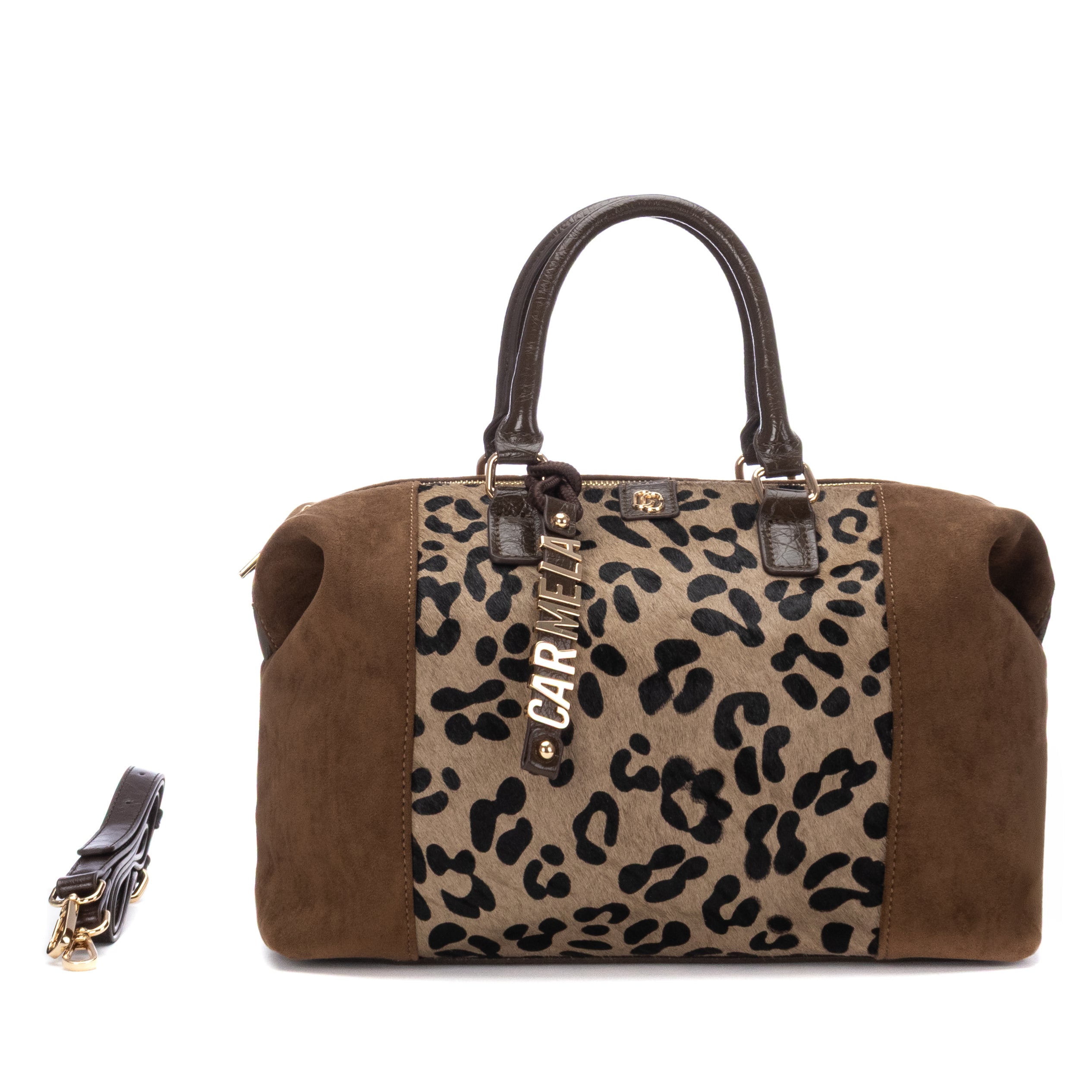 Mala Boston Carmela em animal print bege, vista de frente sobre fundo branco, com a alça amovível ao lado esquerdo.