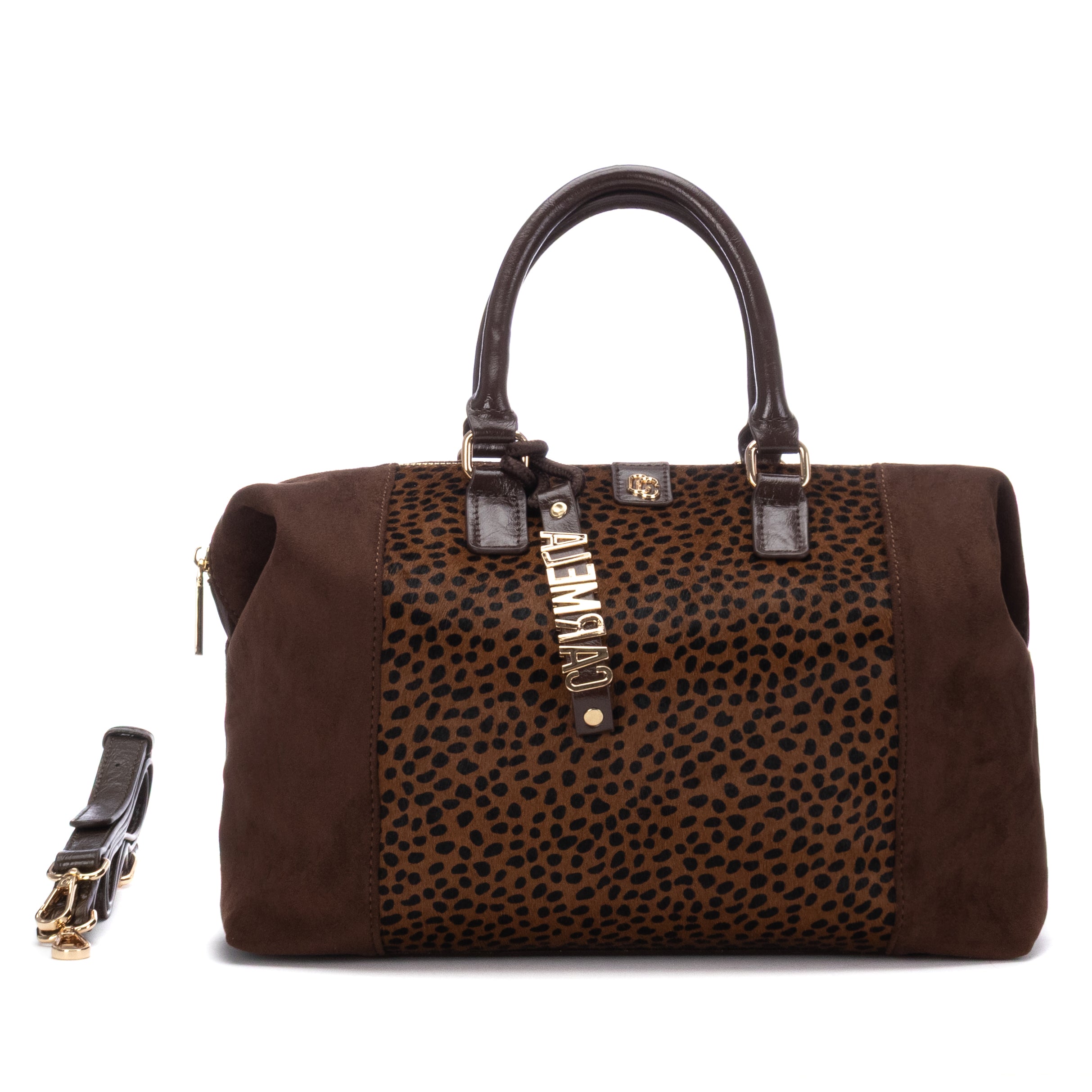 Mala Boston Carmela em animal print castanho-escuro, vista de frente sobre fundo branco, com a alça amovível ao lado esquerdo.
