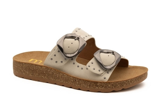 Sandália bio feminina Mysoft Oversized em bege, com duas tiras em PU, fivelas metálicas oversized, detalhes em tachas e sola rasa em EVA — ref. 26M064
