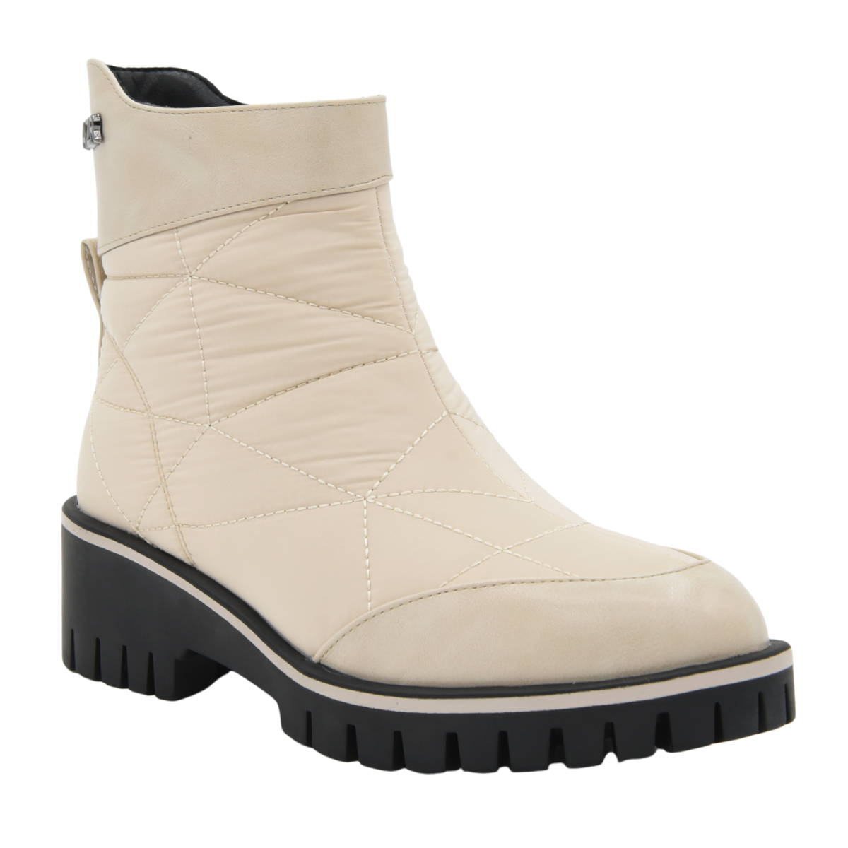 Botim feminino Azarey acolchoado branco gelo com sola dentada preta e pespontos geométricos, em fundo branco