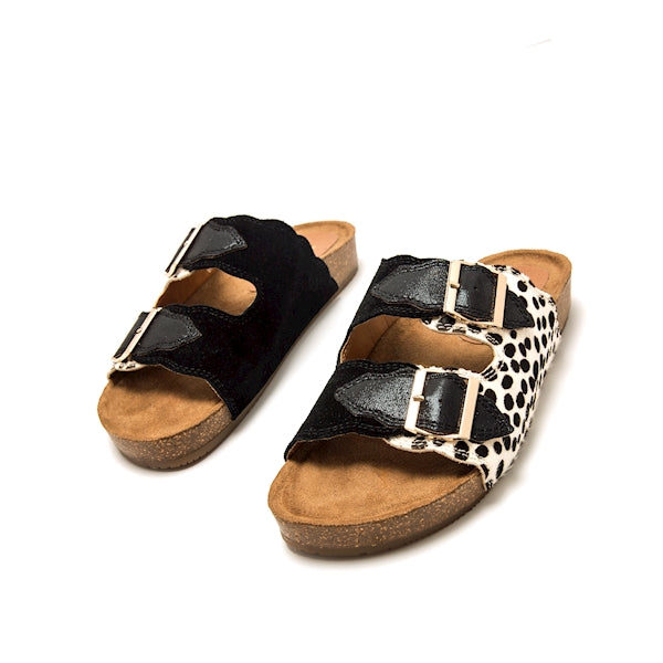 Sandálias rasas femininas | Mustang | Lin 54085 | preto e animal print | fivelas douradas | sola bio cortiça. Vista diagnal.