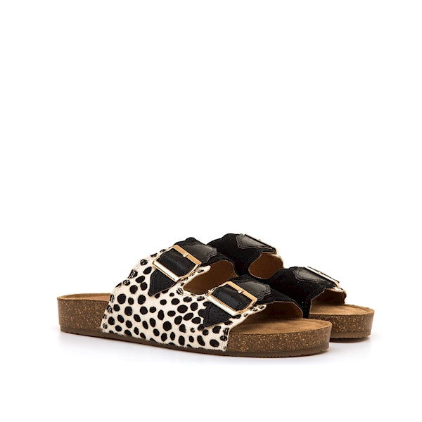 Sandálias rasas femininas | Mustang | Lin 54085 | preto e animal print | fivelas douradas | sola bio cortiça.