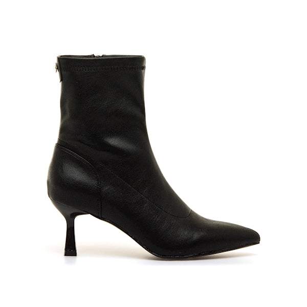 Botim Mariamare preto em pele sintética elástica, vista lateral com bico fino e salto fino médio, em fundo branco