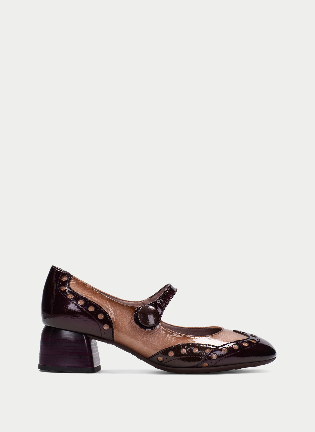 Sapato Hispanitas Varsovia Mary-Jane Tricolor, vista lateral em fundo neutro, com fivela ajustável e perfurações brogue