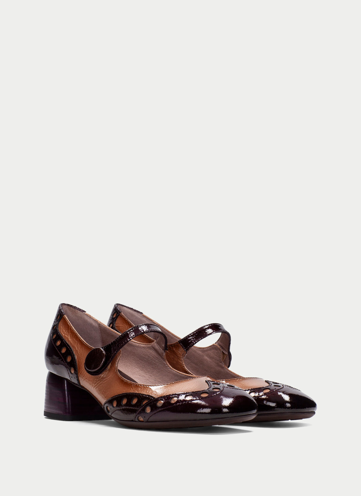 Par de Sapatos Hispanitas Varsovia Mary-Jane Tricolor, vista lateral em fundo neutro, com a fivela ajustável fechada