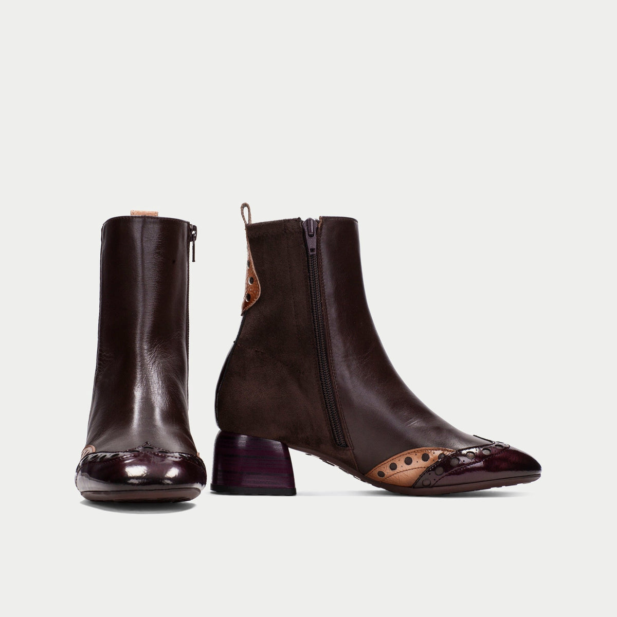 Par de Botins Hispanitas Varsovia Tricolor, pormenor do zíper lateral e das perfurações decorativas