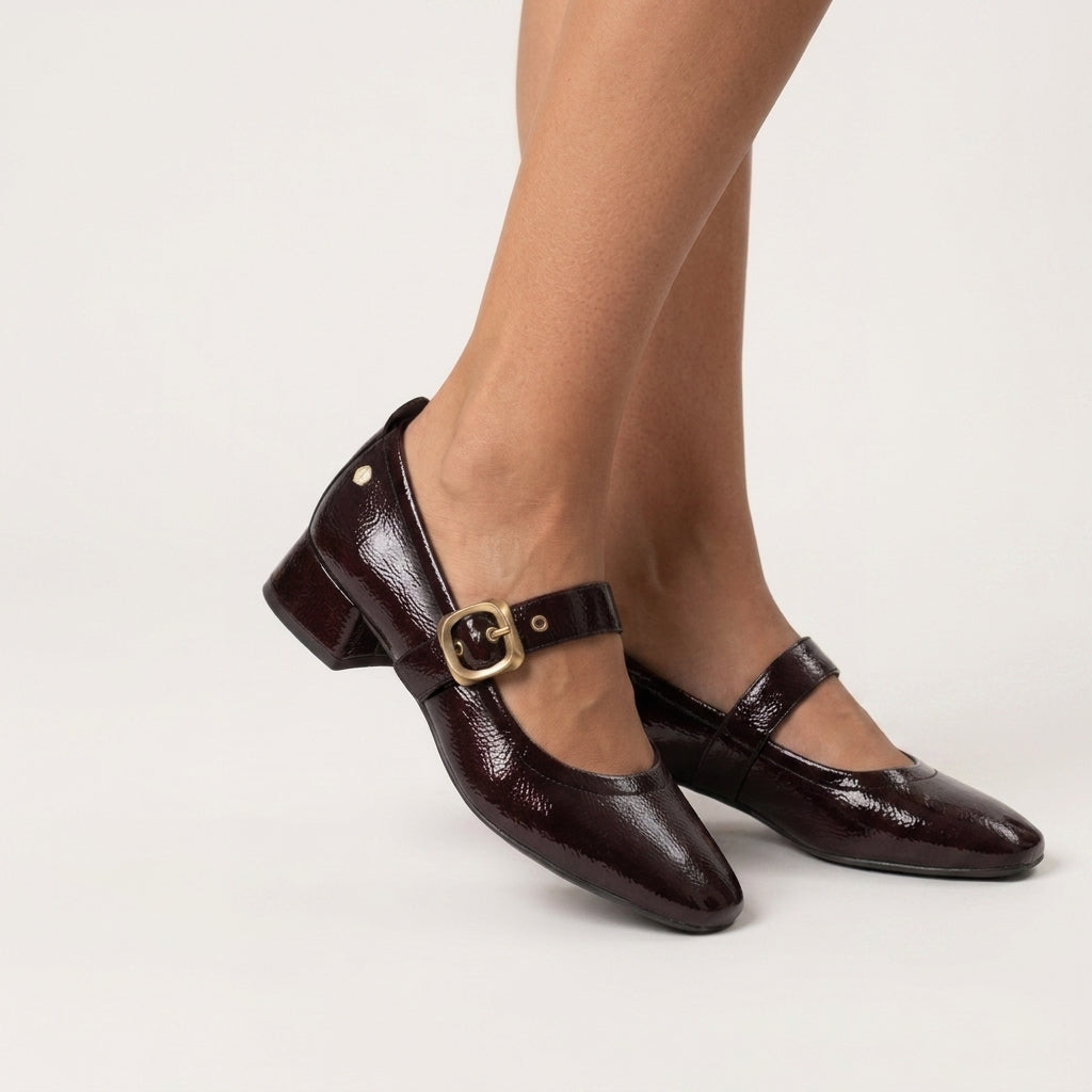 Sapato Mary Jane Carmela em verniz bordeaux, vista lateral