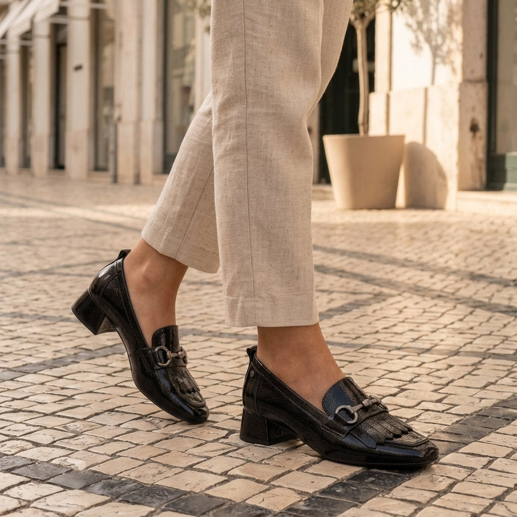 Mocassim Carmela em verniz preto, vista frontal com horsebit