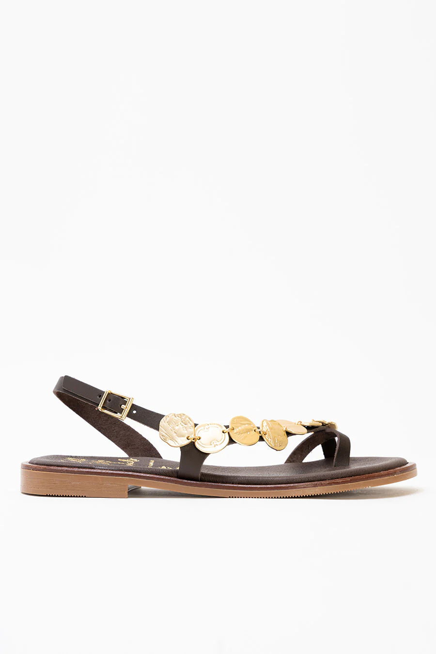 Sandália feminina Oh My Sandals Elaia em couro castanho escuro, vista lateral esquerda sobre fundo branco, com moedas douradas em relevo no peito do pé, tira de tornozelo com fivela dourada e sola em borracha castanha