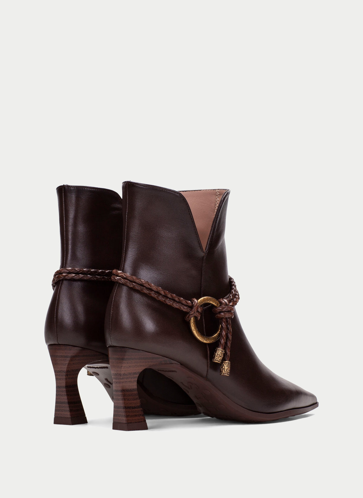 Par de Botins Hispanitas Paris chocolate, vista traseira em fundo neutro, com zíper lateral visível