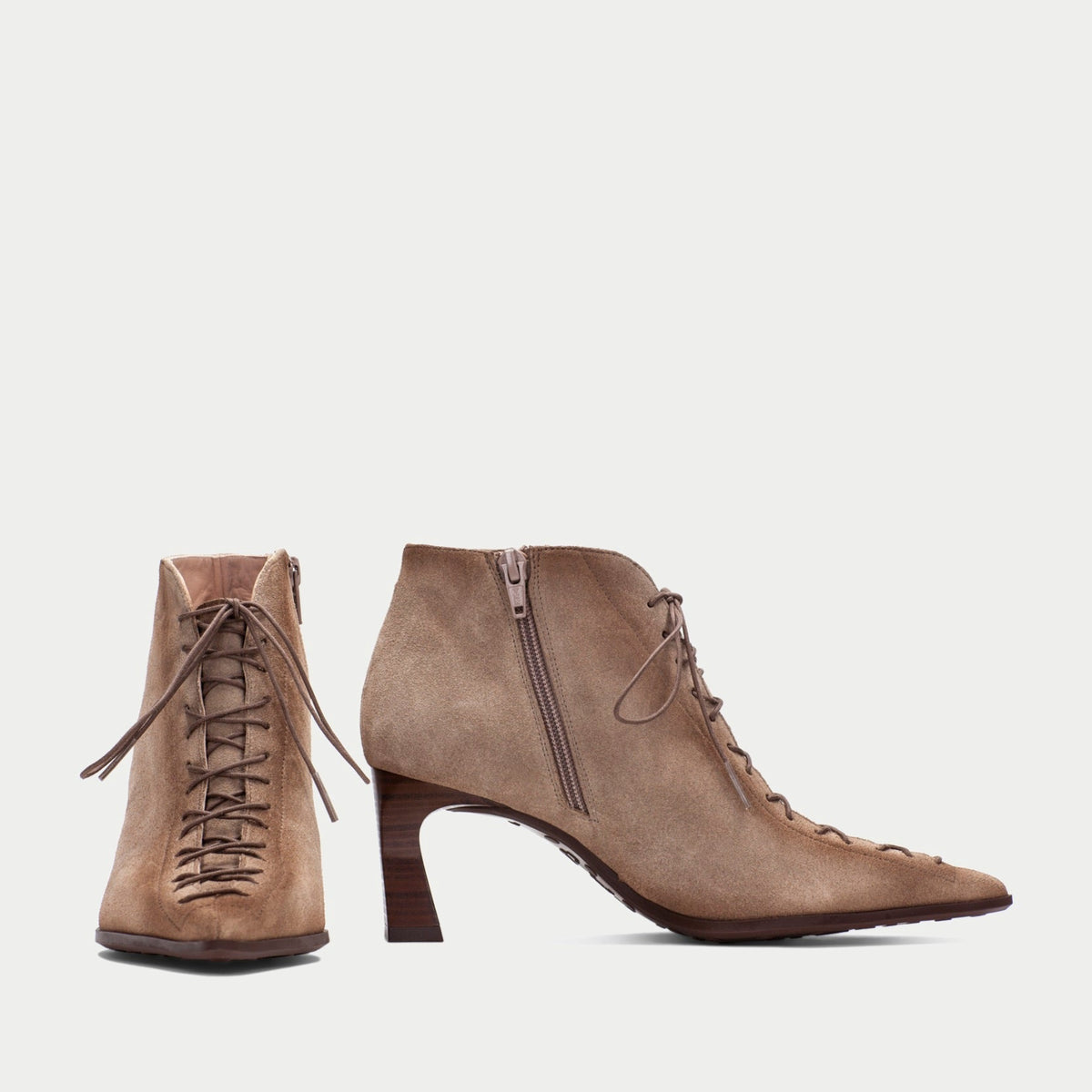 Par de Botins Hispanitas Paris bege escuro, um de perfil e outro de frente, mostrando a amarração estilo corset e o zíper