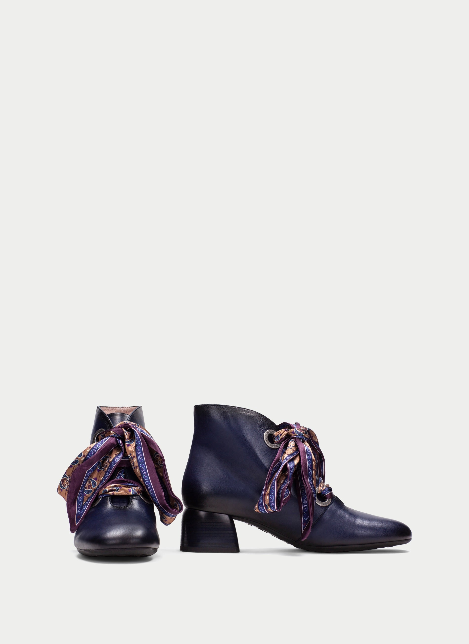Par de botins Hispanitas Varsóvia azul-marinho, um de frente e outro de perfil, fundo neutro