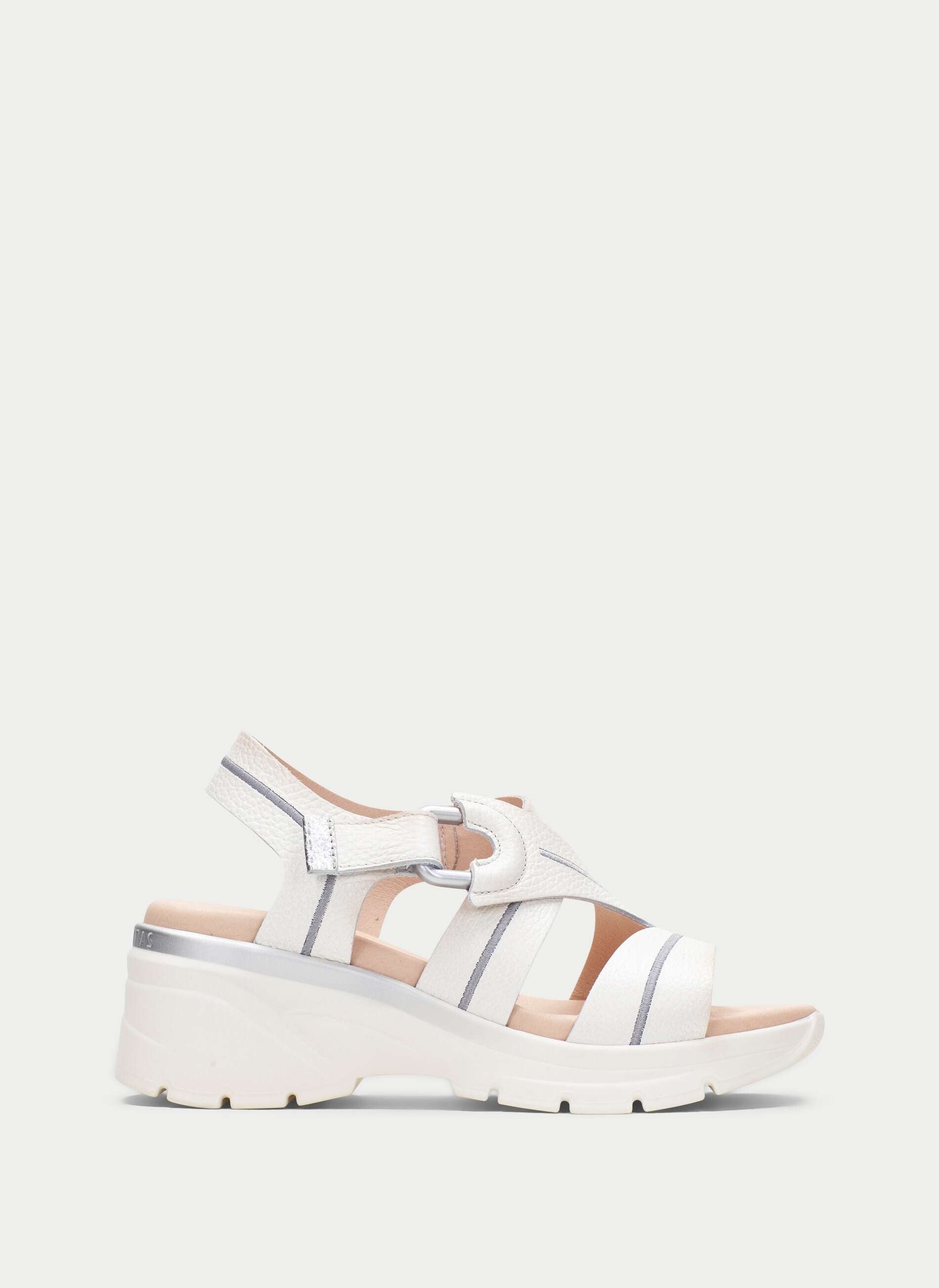 Sandália Hispanitas em tons metalizados e verniz, com salto geométrico moderno e tecnologia de conforto visível na sola.