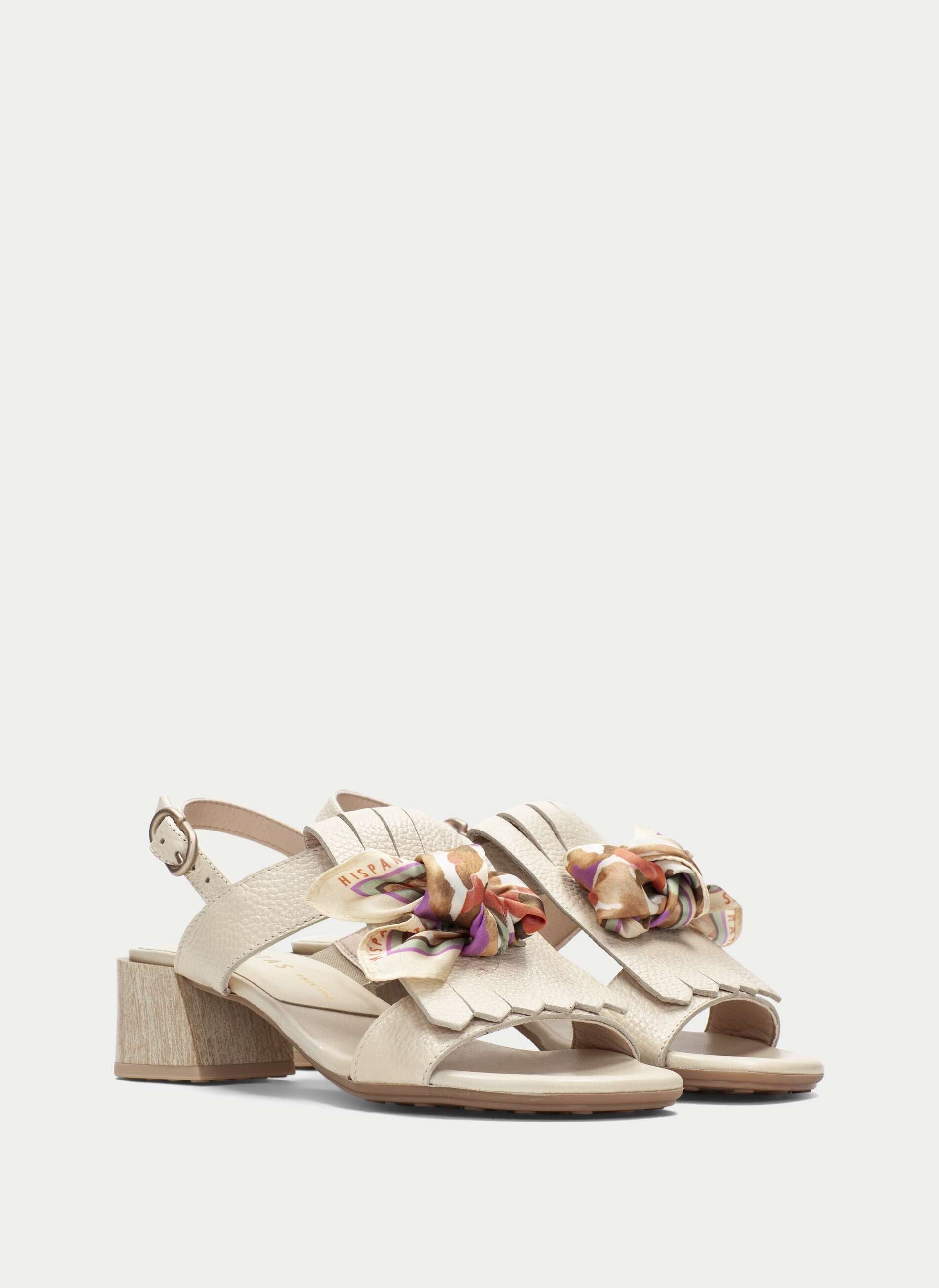 Sandálias Hispanitas Femininas em Pele Branco Salto 4cm HV264867 com Tecnologia Triflow - Vista de frente diagonal.