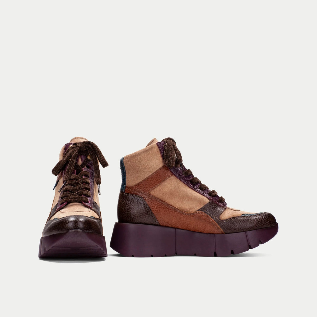 Par de botins Sport Hispanitas Chocolate-Amêndoa-Bordô fotografado de frente, em fundo neutro de estúdio, evidenciando o design urbano em camadas de camurça, couro castanho e pormenores bordô.