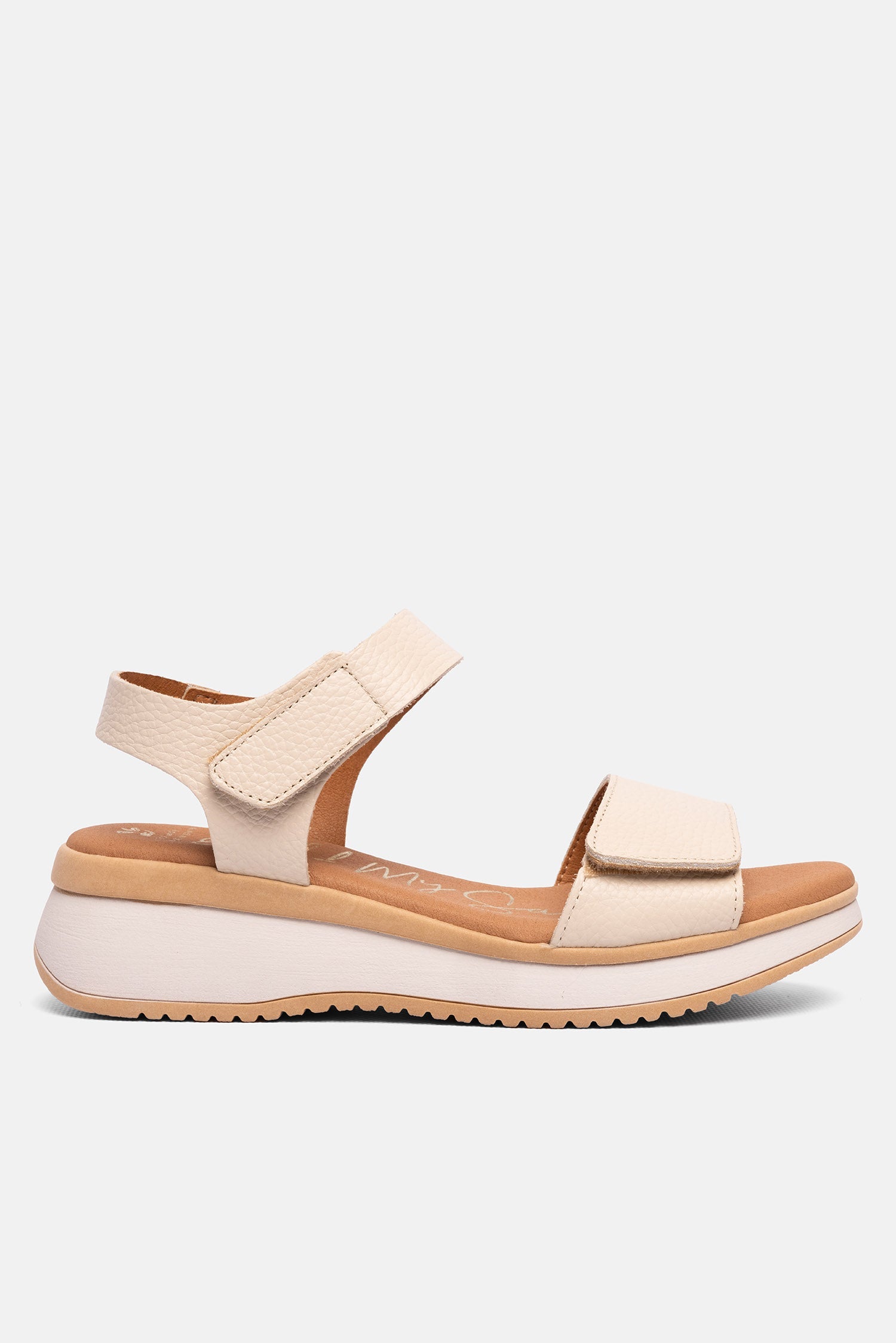 Sandália feminina Oh My Sandals Selene Ice em couro gelo, perfil lateral sobre fundo branco — sola em borracha branca, plataforma e salto de 4,6 cm em evidência