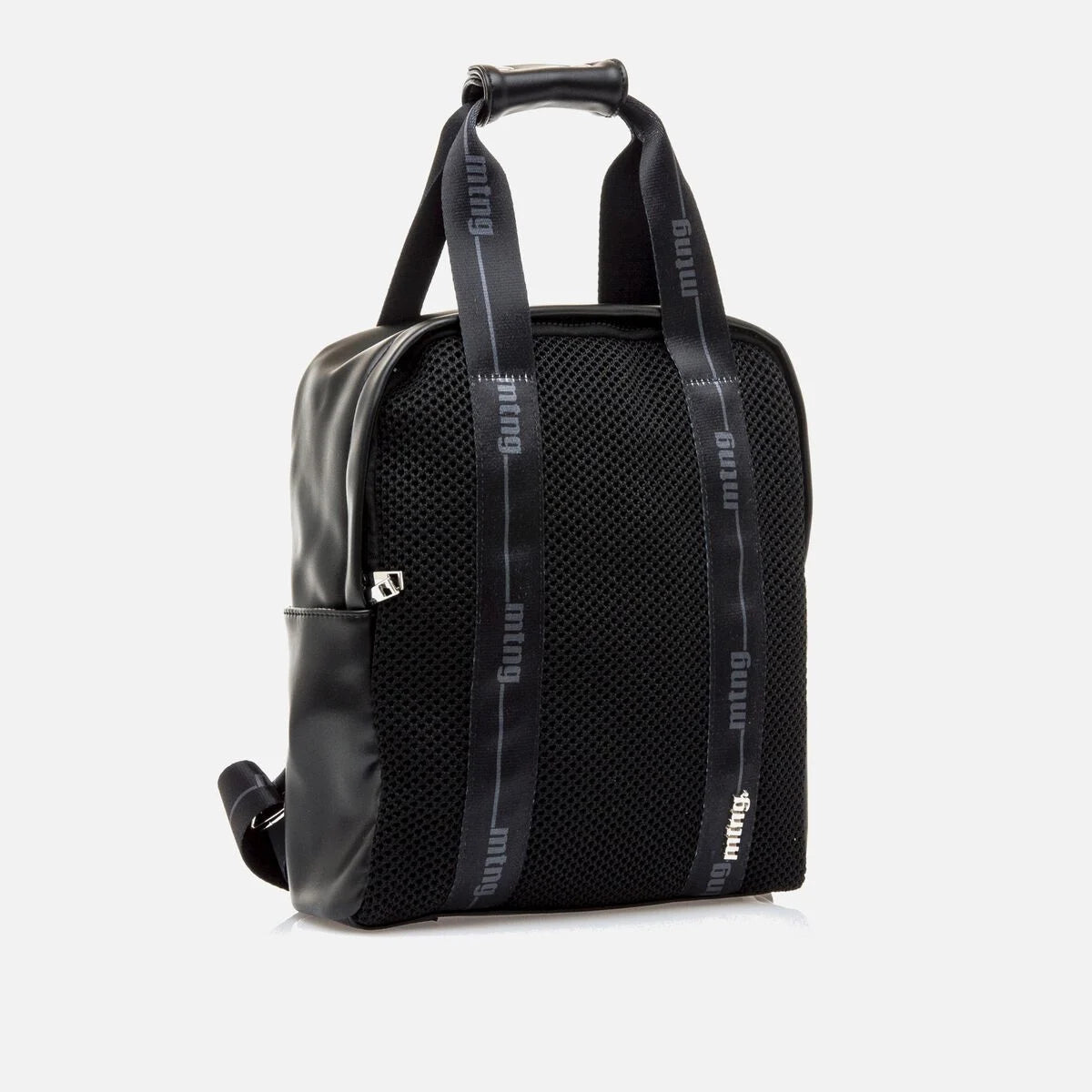 Mochila Mustang Mura preta em uso diário — estilo urbano feminino