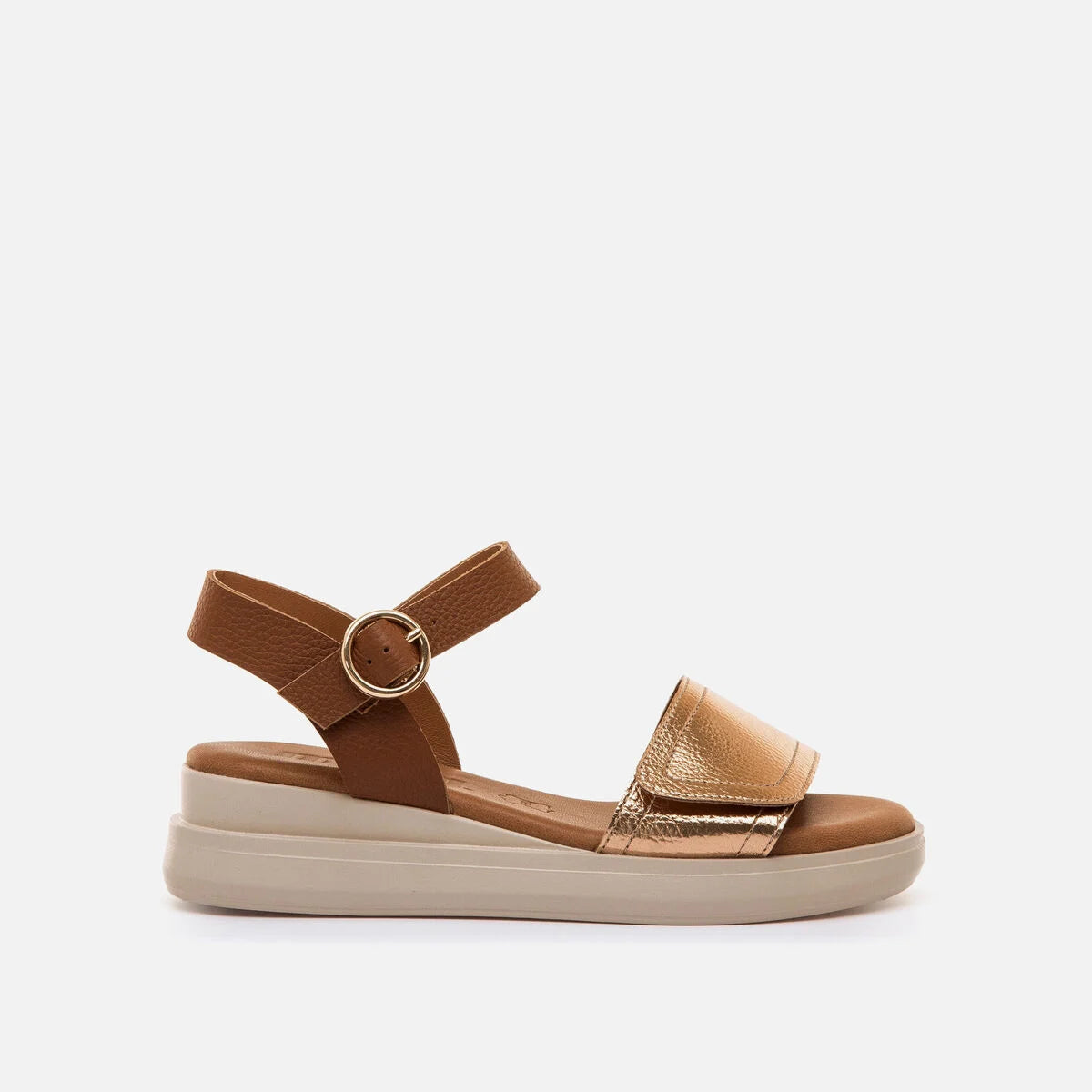 Sandálias de plataforma castanhas Mustang modelo Daniela em pele rose com fivela dourada.