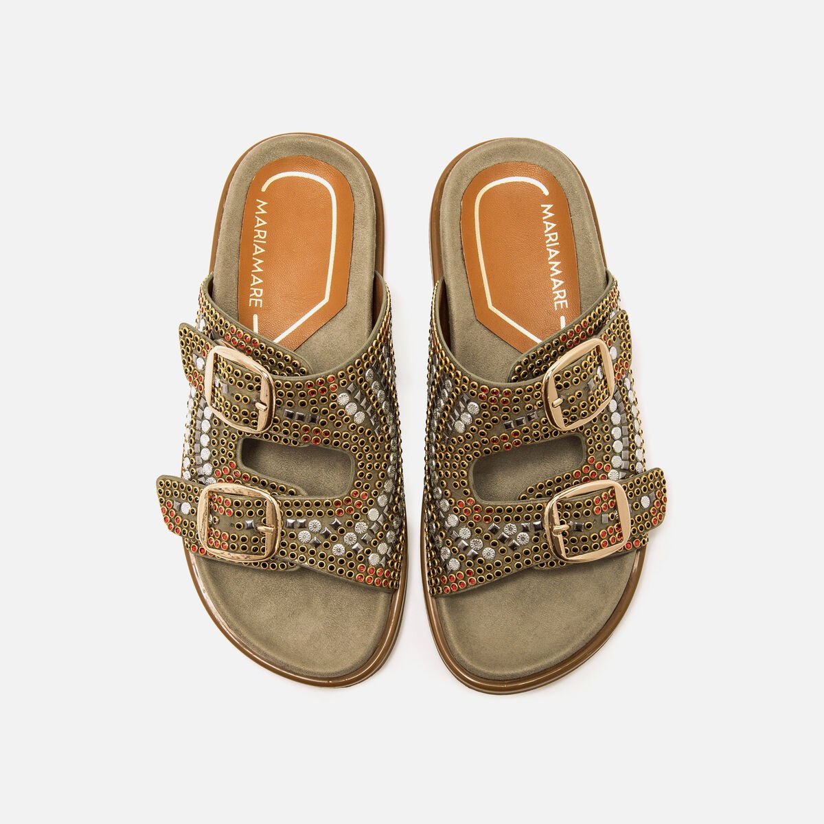 Detalhe das aplicações de pedraria e fivelas ajustáveis na sandália Mariamare Faella.