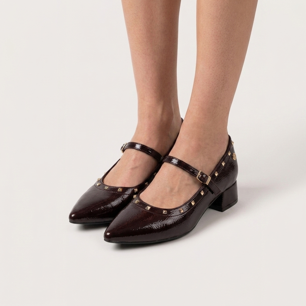 Sapato Xti bordeaux em verniz, vista de perfil com detalhe do salto baixo tipo block heel (imagem provisória, a rever)