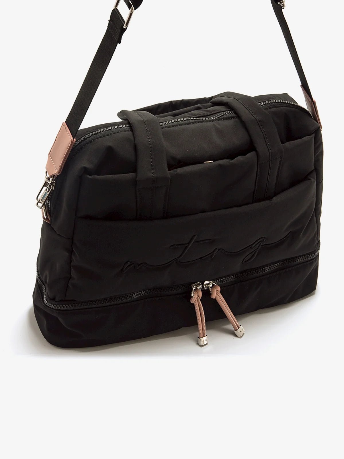 Bolsa Ansu preta Mustang, vista em ângulo com a alça ajustável ao ombro estendida e detalhes em pele rosa empoeirada