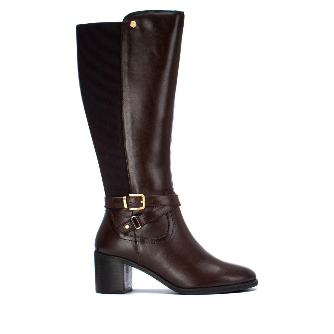 Bota Carmela em pele castanha com fivela decorativa em metal dourado, vista lateral