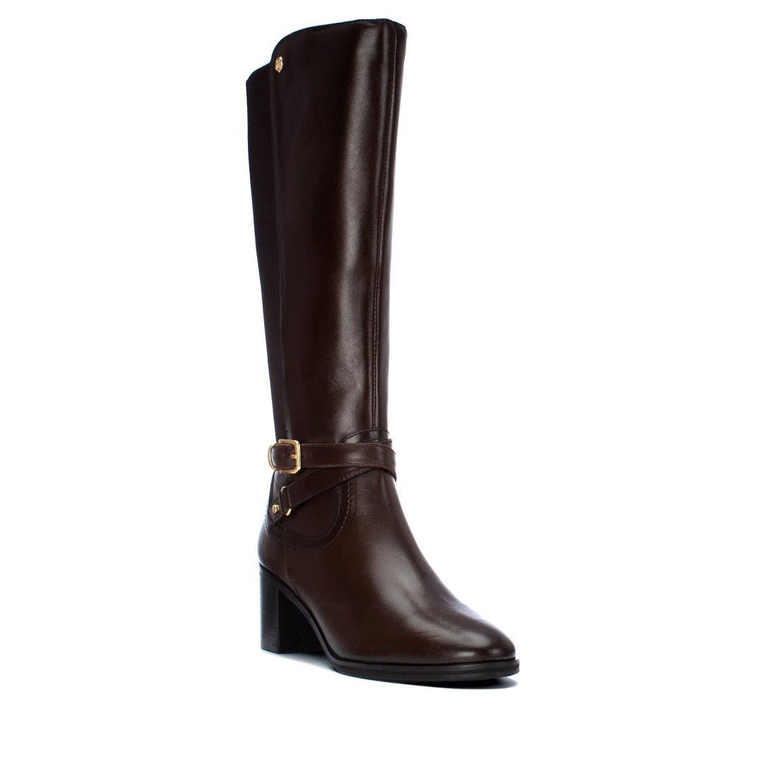 Bota Carmela em pele castanha com fivela decorativa em metal dourado, vista frontal em ângulo