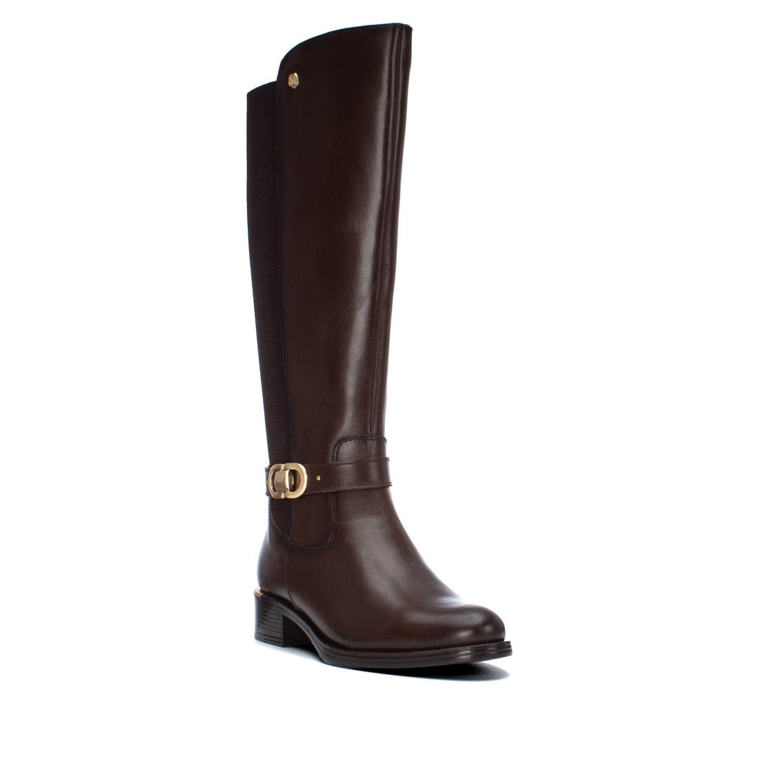 Bota Carmela em pele castanha com adorno metálico dourado, vista frontal em ângulo
