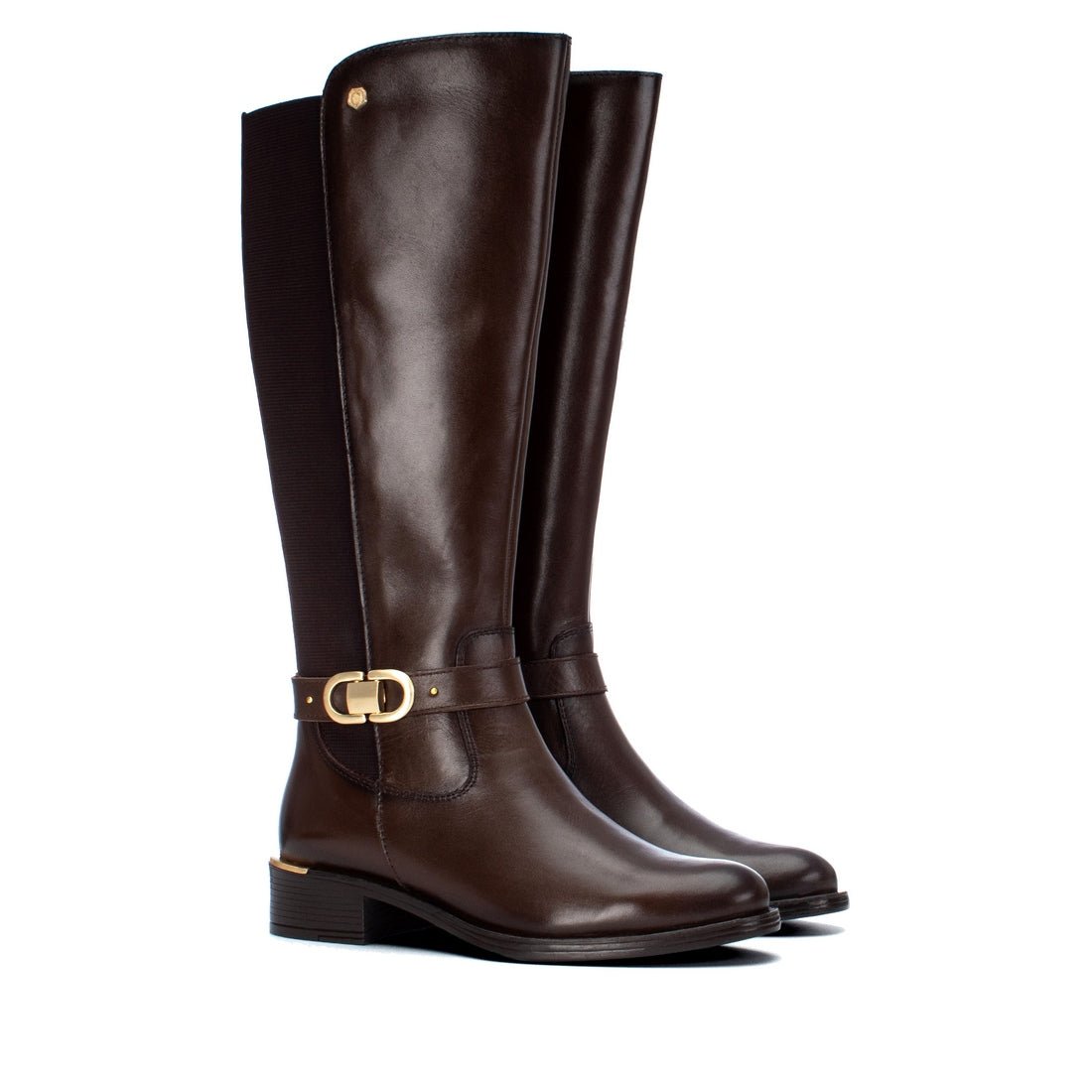 Bota Carmela em pele castanha com adorno metálico dourado, par em vista frontal em ângulo