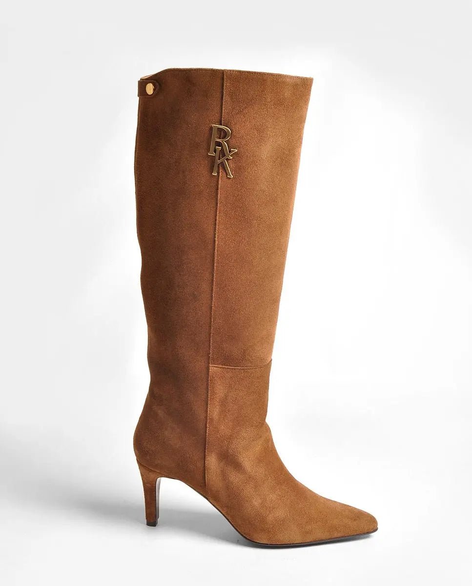 Bota Ruika de camurça camel de cano alto, vista lateral com logótipo metálico e salto de 7 cm, sobre fundo claro