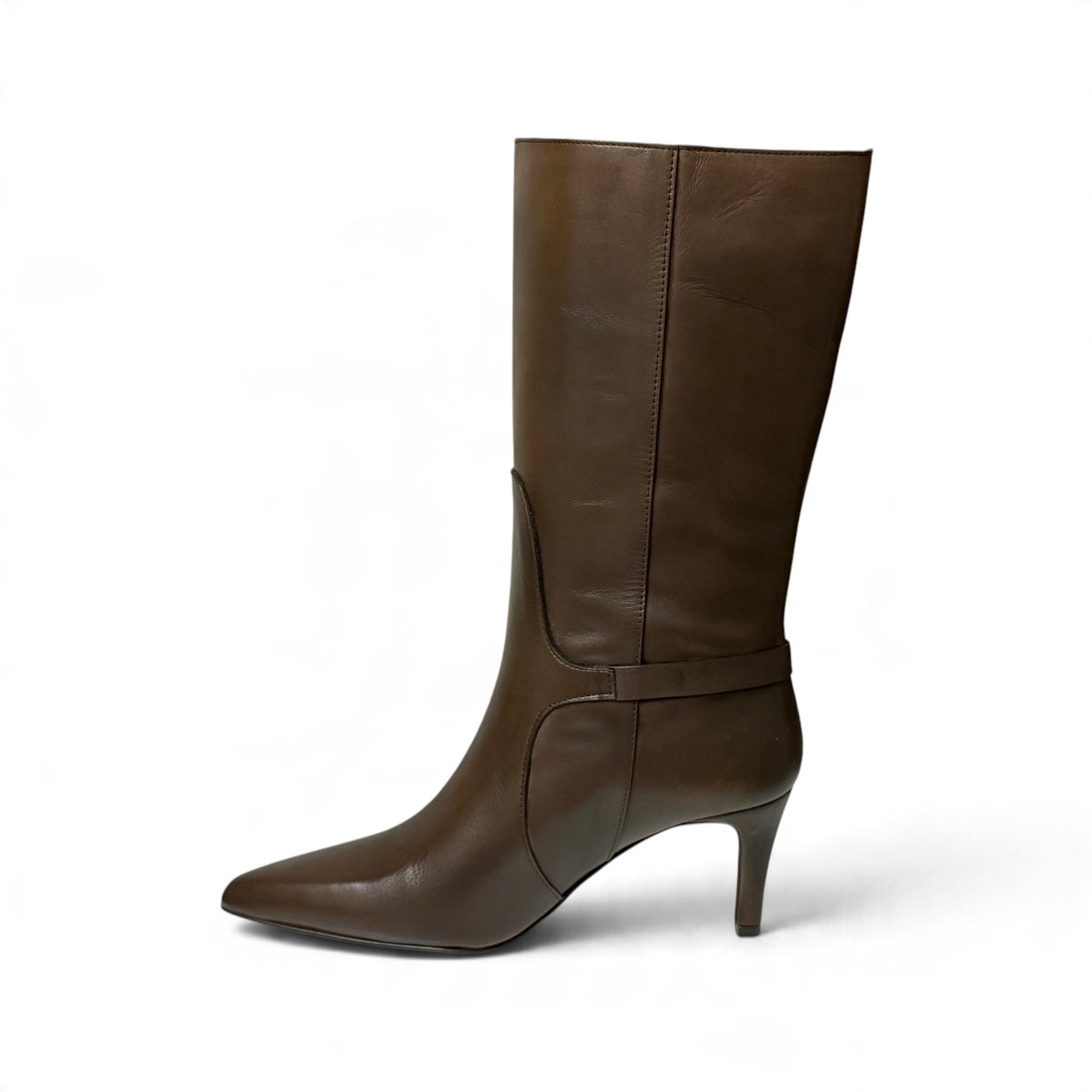 Bota Ruika castanha de meio-cano em pele, vista lateral com bico fino e salto de 6 cm, sobre fundo branco