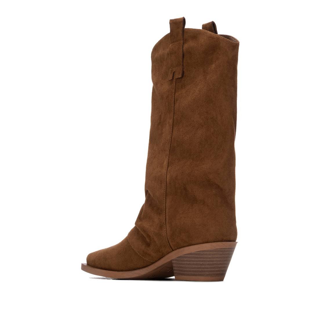 Bota texana XTi camel em antelina com franjas laterais, vista do lado interior