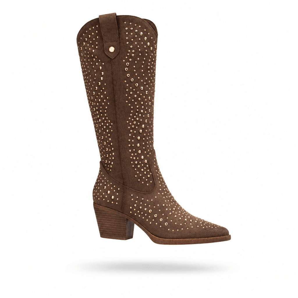 Bota texana XTi taupe em antelina com tachas metálicas, packshot em levitação, vista lateral