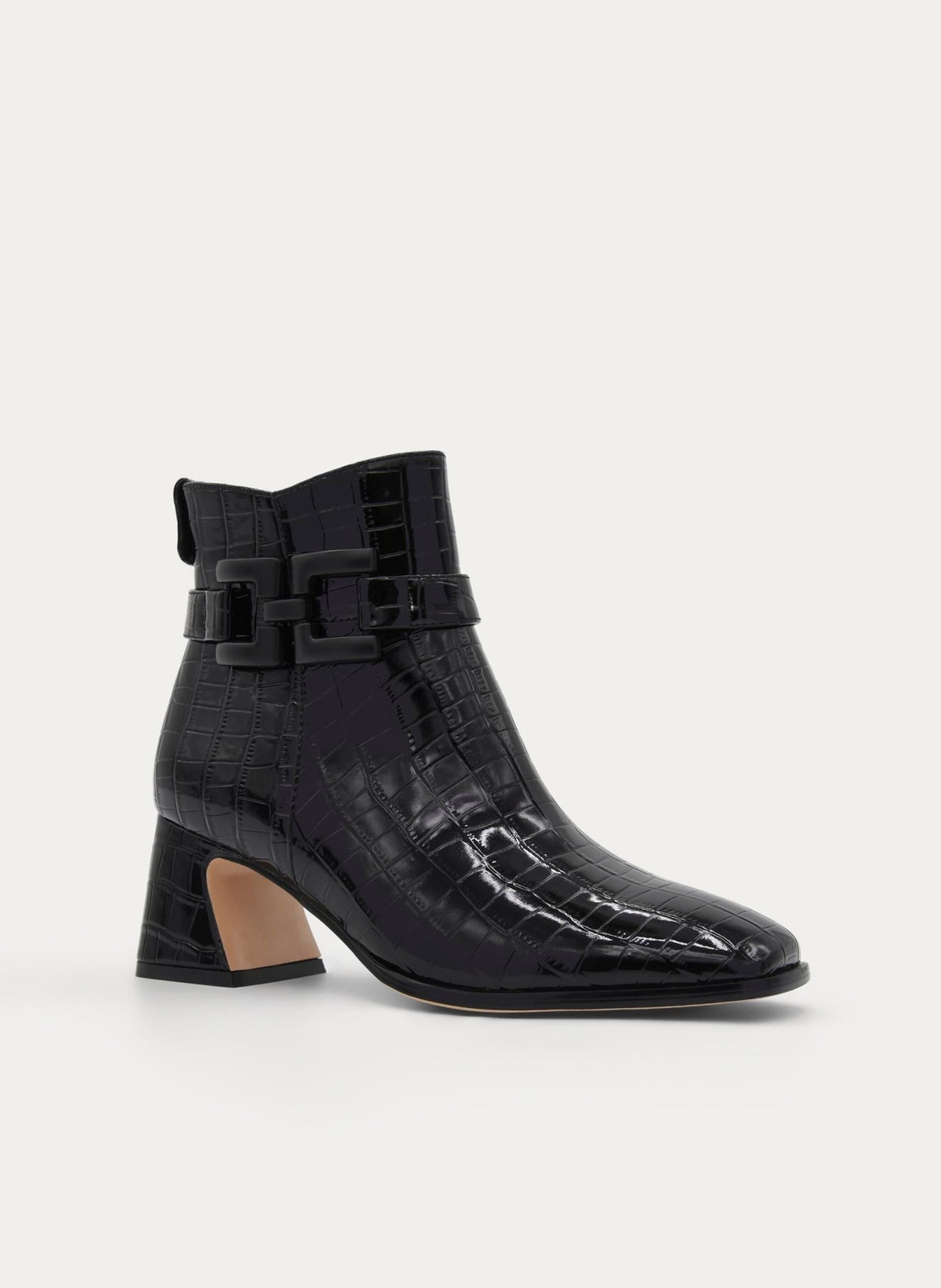 Botim feminino Azarey preto efeito croco visto de três quartos, com tira decorativa e salto largo