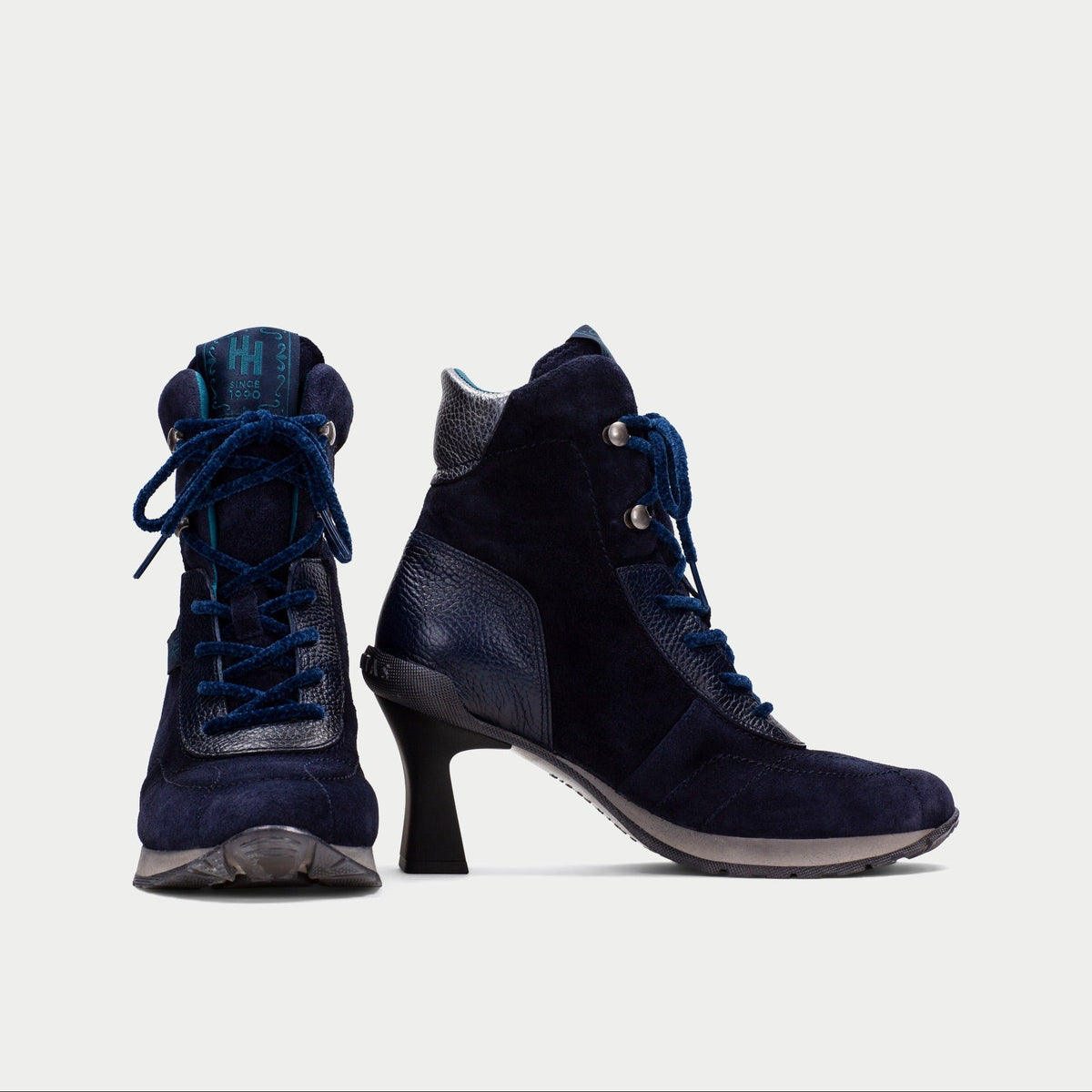 Par de Botins de Salto Hispanitas Saigon Azul Oceano, vista de cima e de perfil, com a marca Hispanitas na palmilha