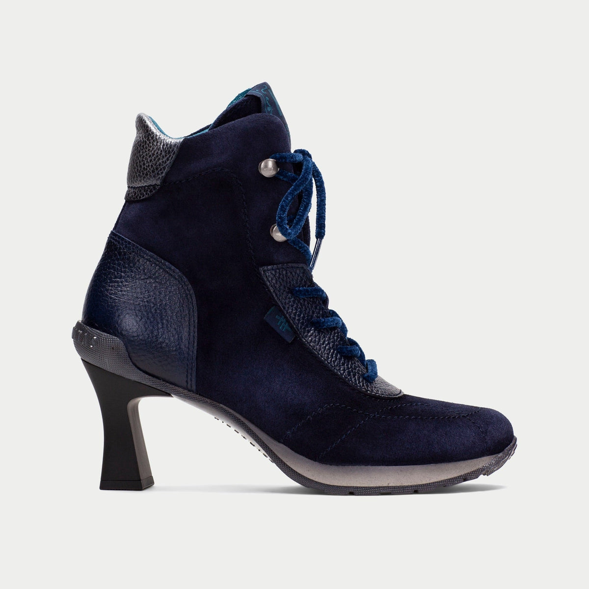 Botim de Salto Hispanitas Saigon Azul Oceano, vista lateral em fundo neutro, com salto de 7,5 cm e cadarços de chenille