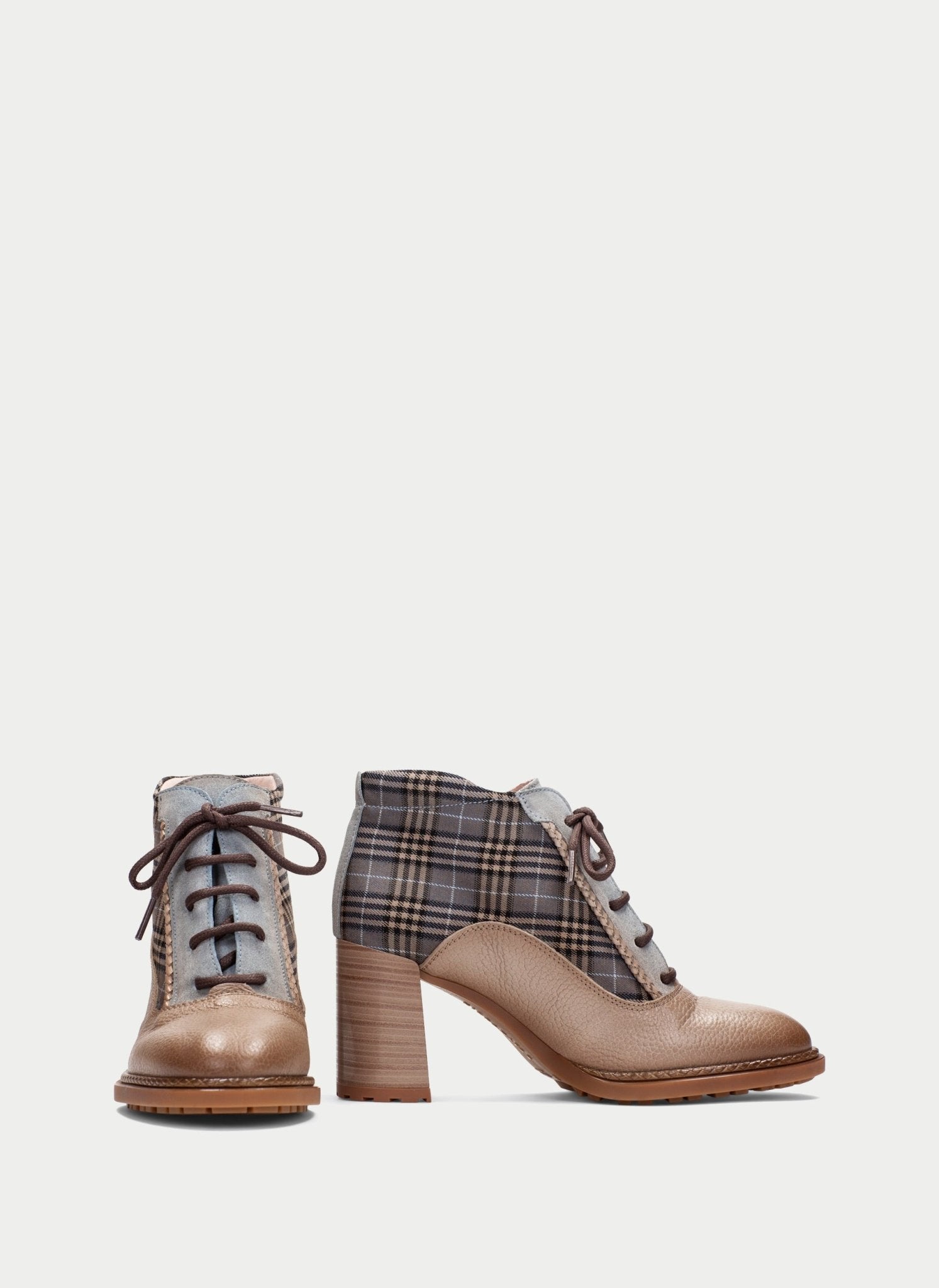 Par de botins Hispanitas Alabama em couro amêndoa e tartan cinzento, lado a lado, vista lateral de perfil.
