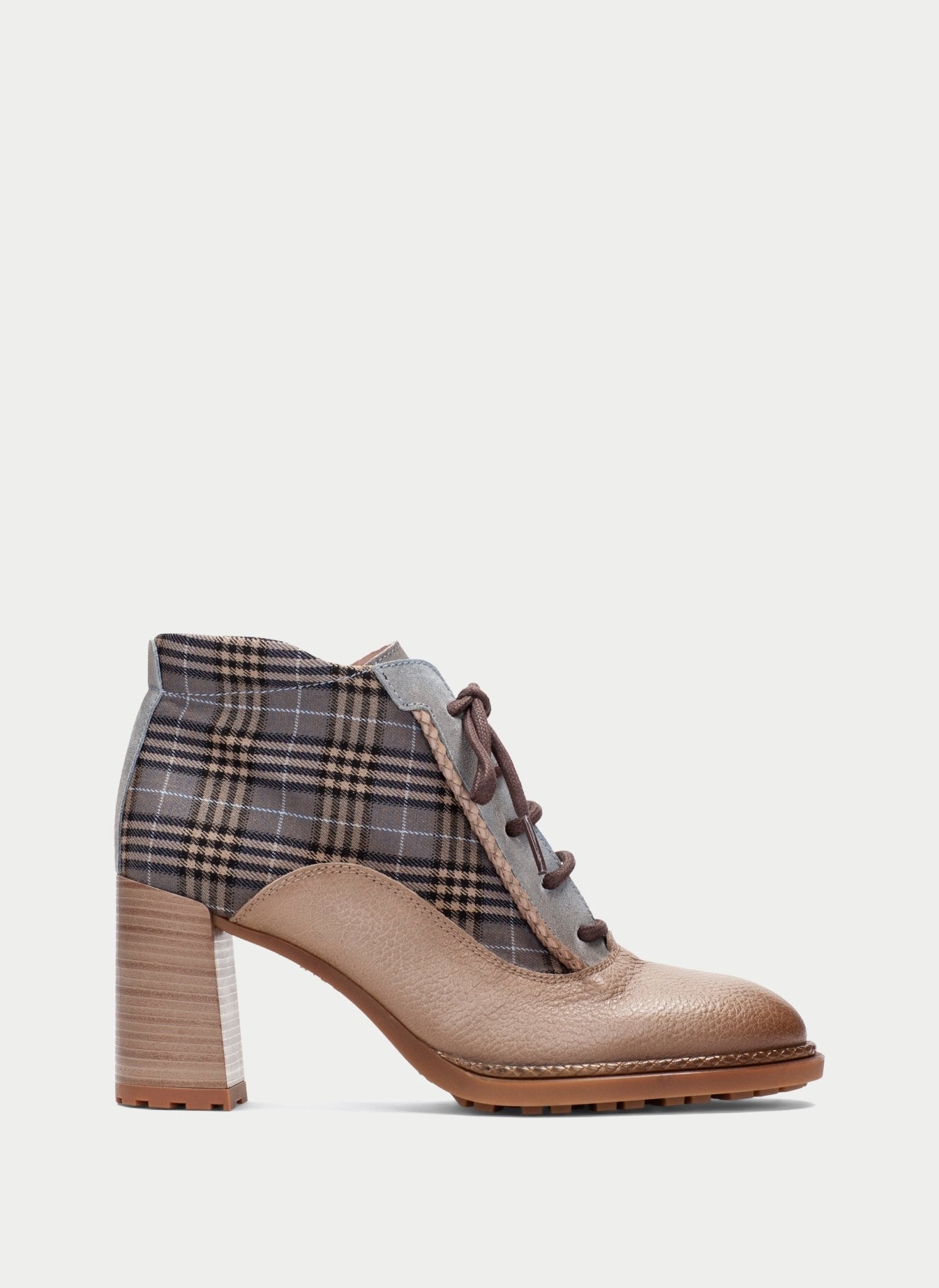 Botim Hispanitas Alabama em couro amêndoa e tartan cinzento, vista lateral em fundo neutro, com o salto de 7cm em efeito madeira.