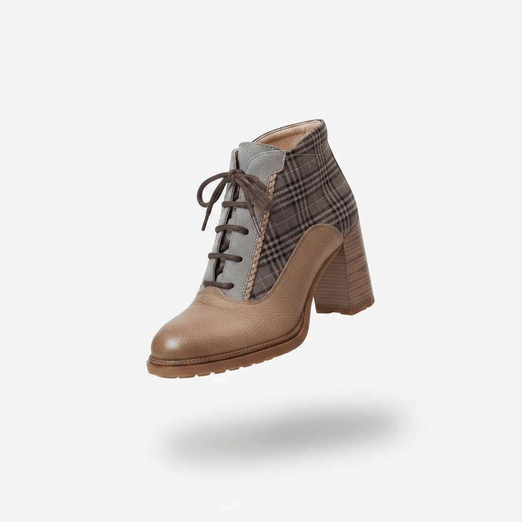 Botim Hispanitas Alabama em couro amêndoa e tartan cinzento, packshot em ângulo sobre fundo branco, a destacar o contraste de materiais e o salto em efeito madeira.