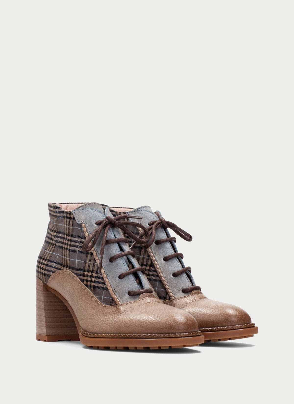 Par de botins Hispanitas Alabama em couro amêndoa e tartan cinzento, vista frontal em três quartos, sobre fundo neutro.