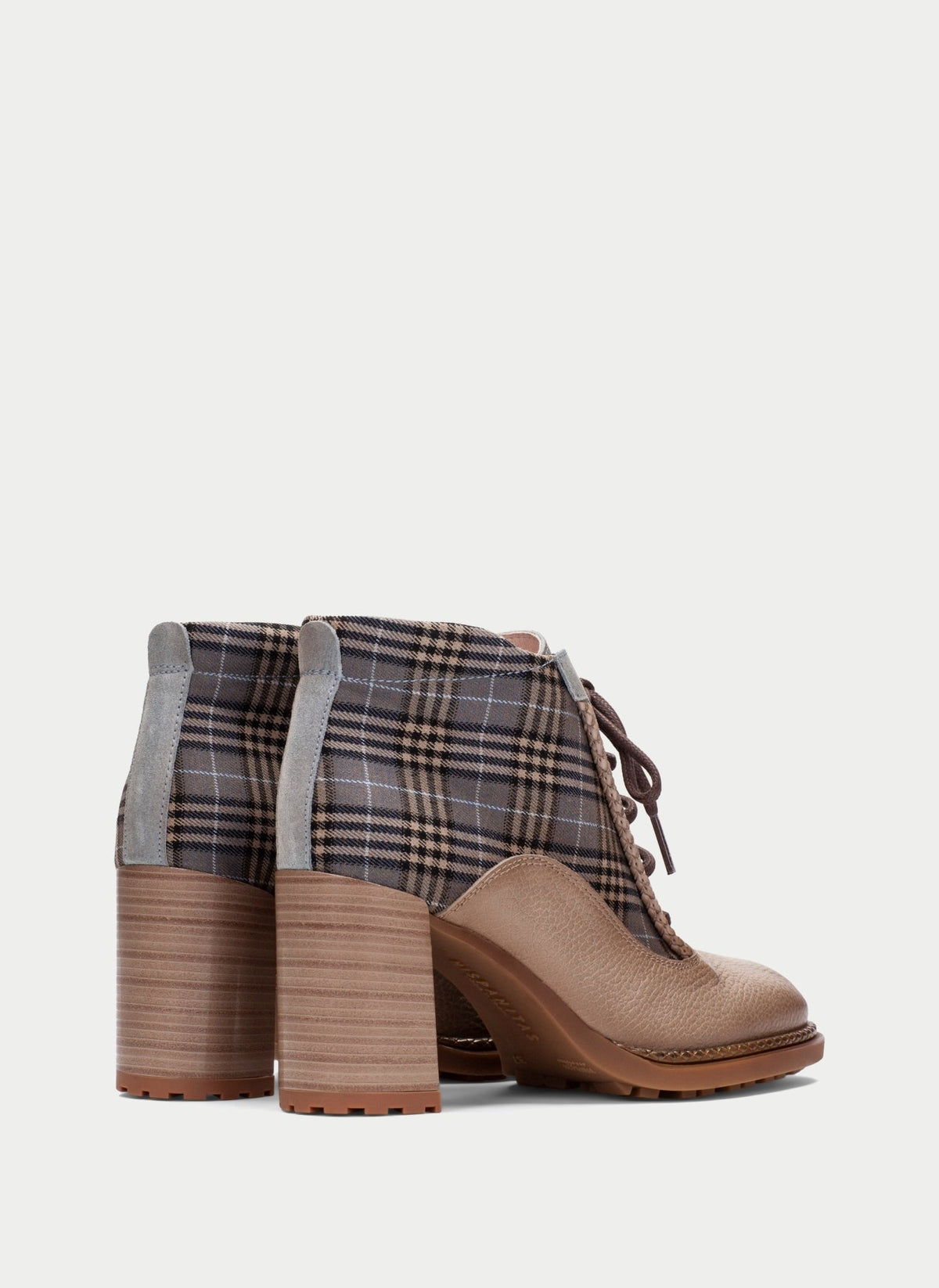 Par de botins Hispanitas Alabama em couro amêndoa e tartan cinzento, vista traseira a destacar o salto largo e o painel em camurça cinzenta.