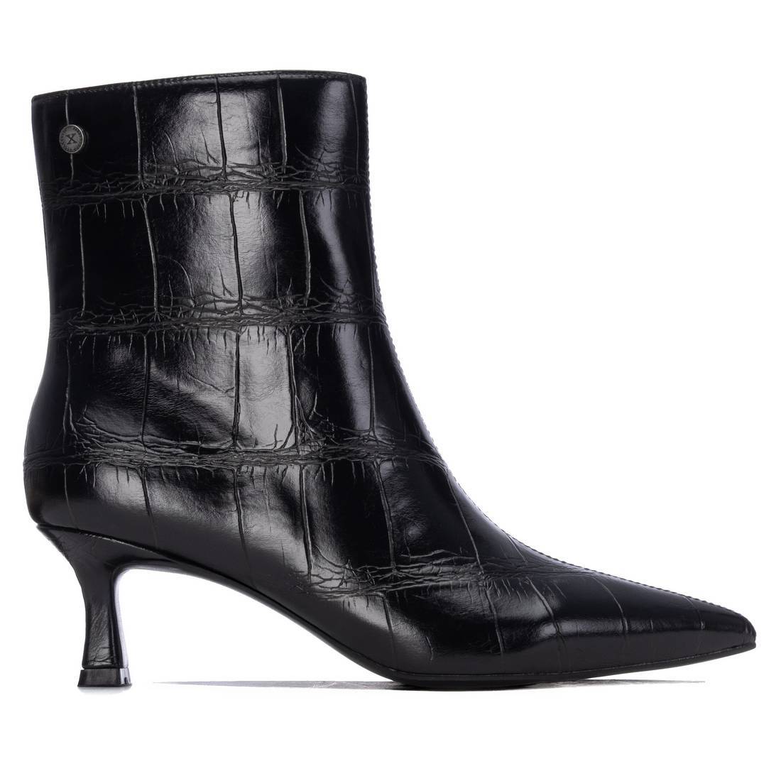 Botim XTi preto efeito croco, vista lateral com detalhe do tacão taça