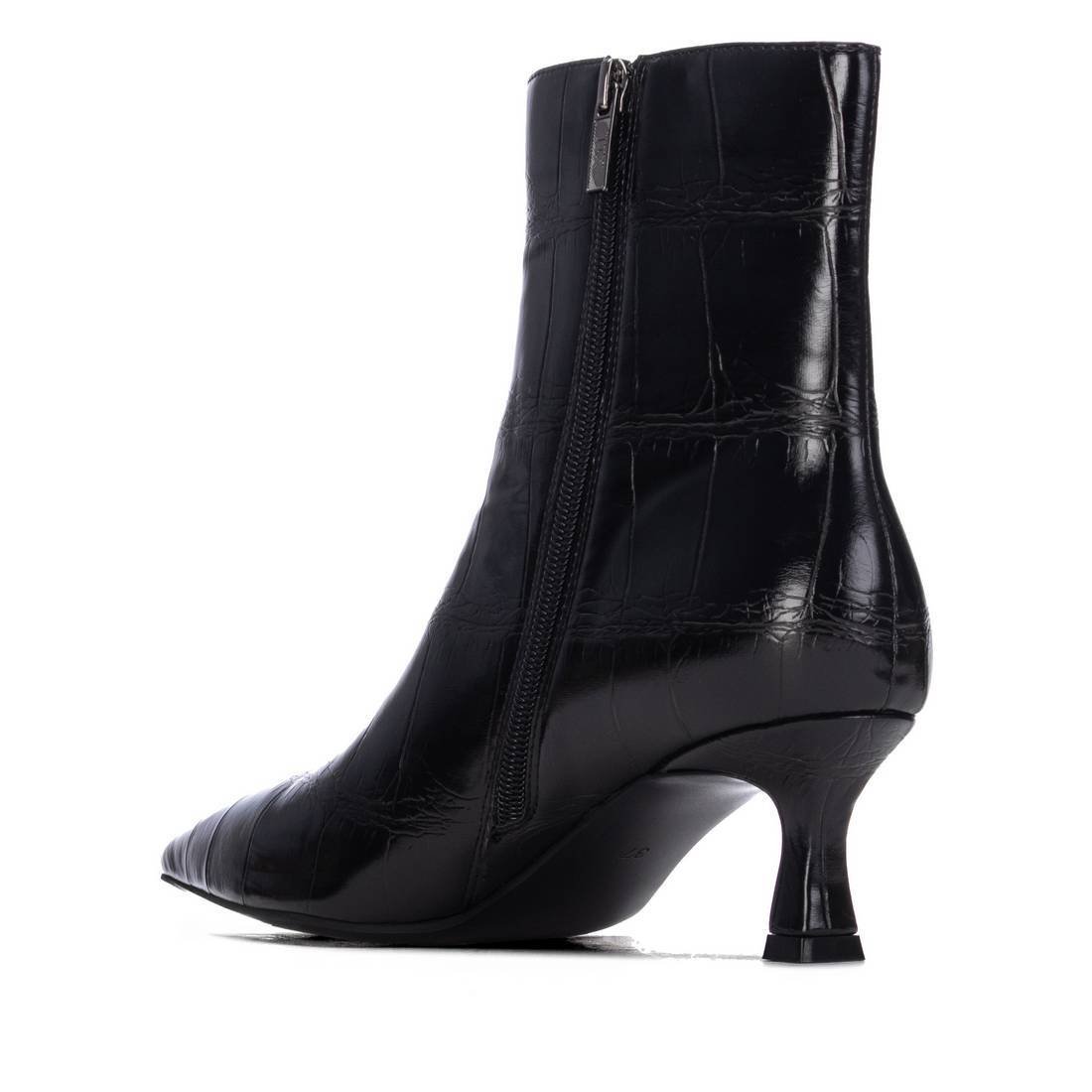 Botim XTi preto efeito croco, vista lateral com fecho de correr