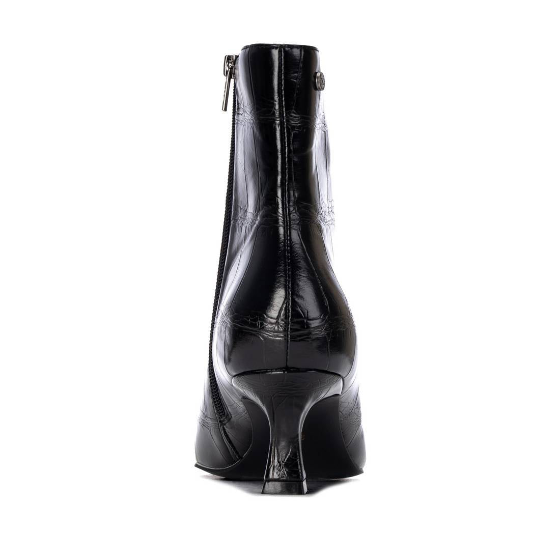 Botim XTi preto efeito croco, vista de trás com tacão taça de 6 cm