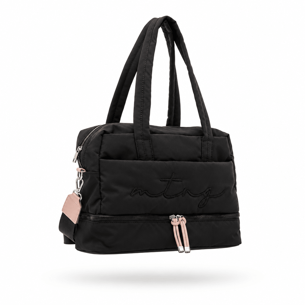 Mala shopper Mustang Ansu preta acolchoada em fundo branco, vista 3/4 com logotipo mtng bordado e fechos rosa