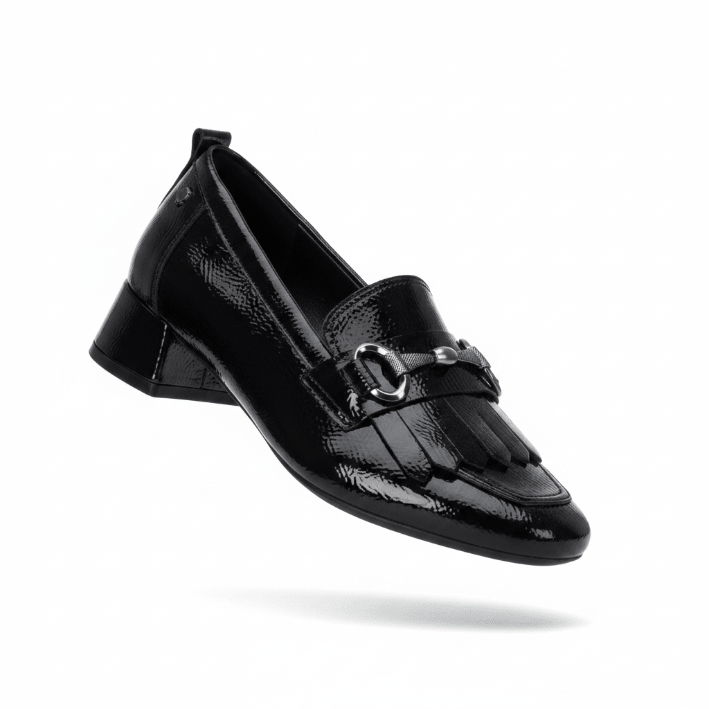 Mocassim Carmela em verniz preto com horsebit e franja, packshot