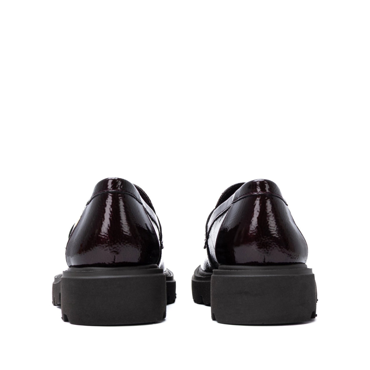 Par de mocassins Carmela verniz bordeaux, vista traseira sobre fundo branco