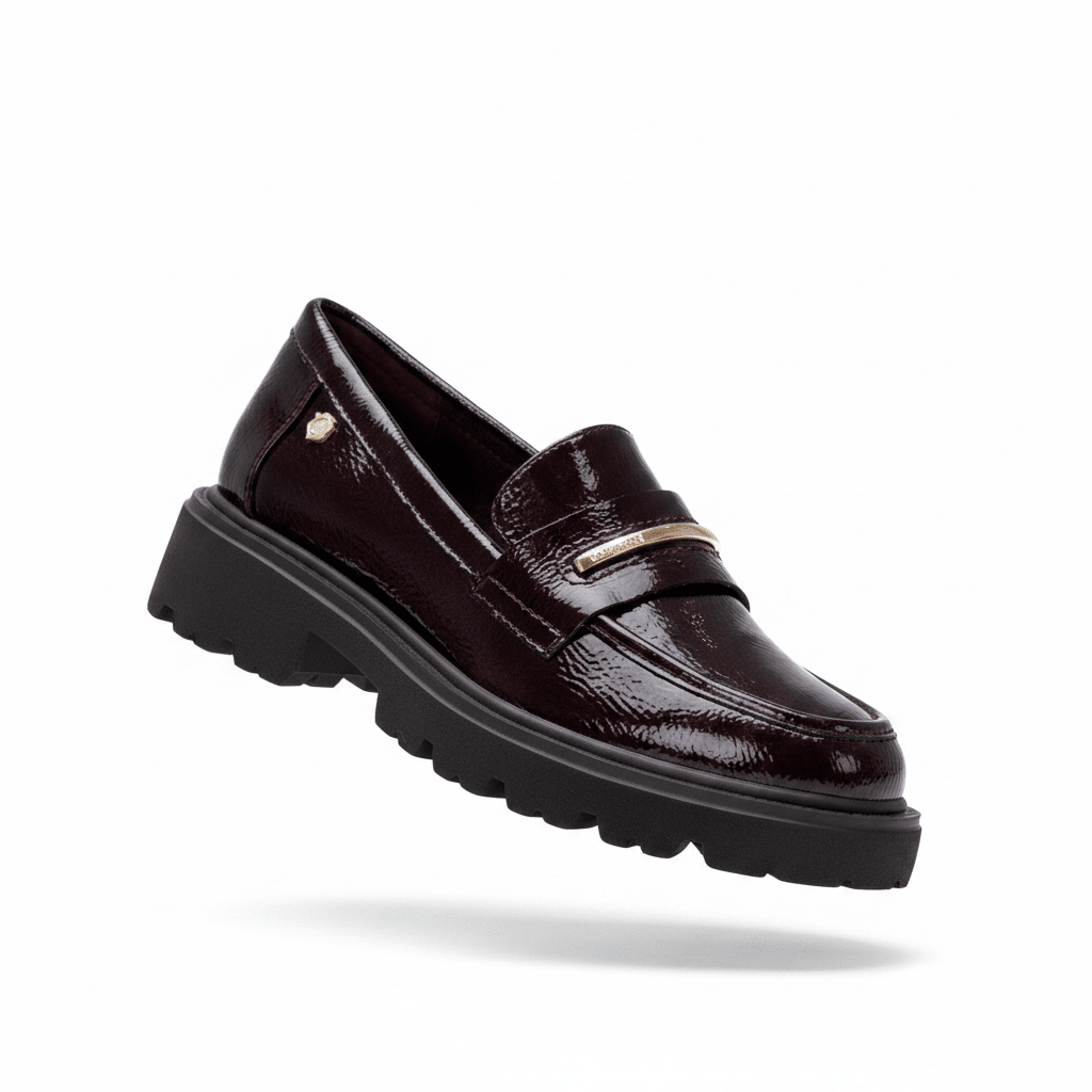 Mocassim Carmela em verniz bordeaux, vista lateral flutuante, sola preta robusta tipo lug